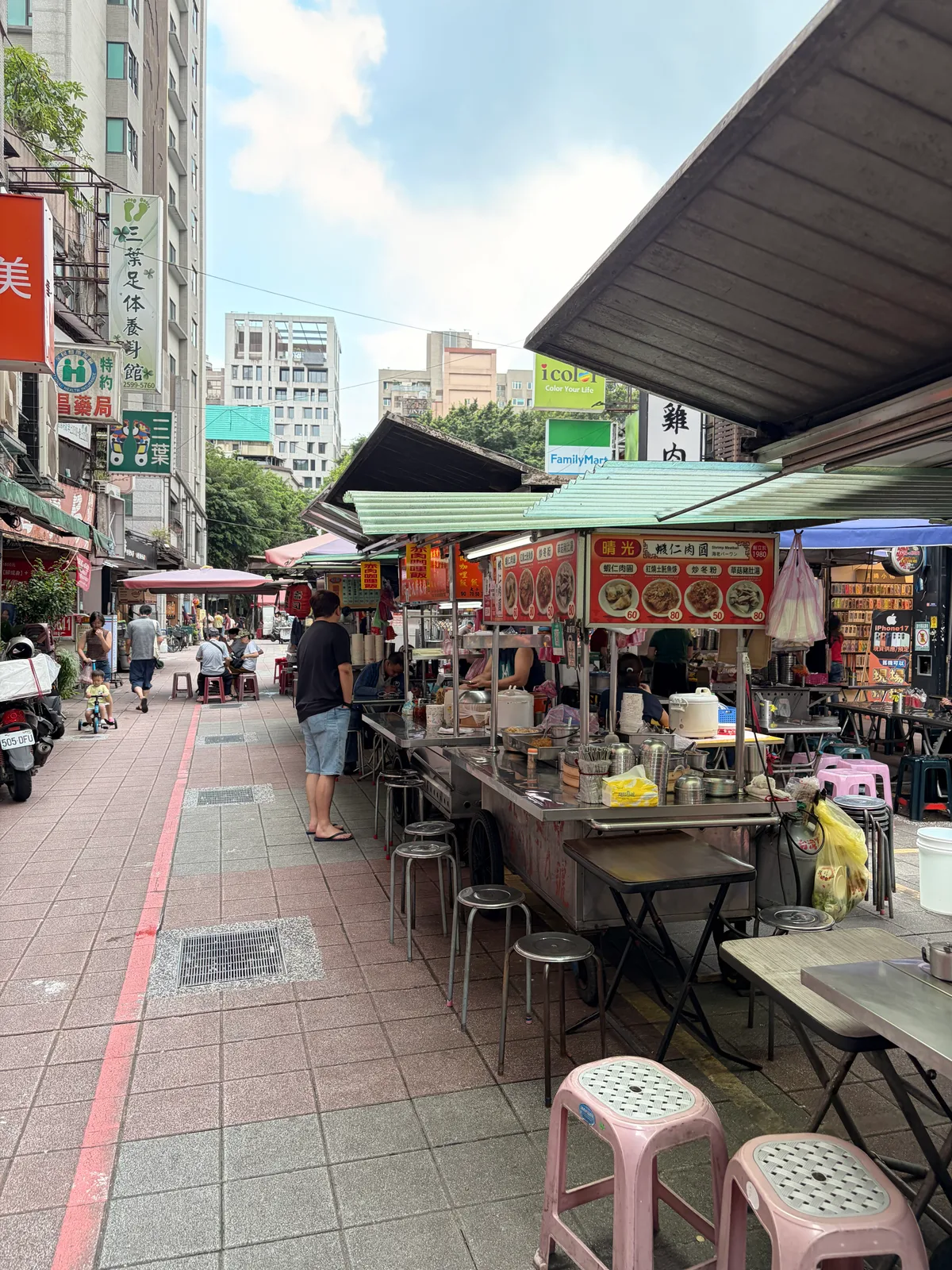晴光市場の路地に並ぶ屋台と歩道